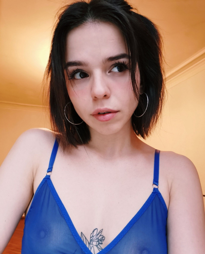 Девушка с темными волосами обнажена, как сладкая конфетка – фото 3