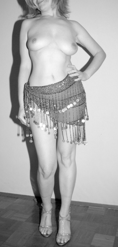 Леди в черно-белом наряде, прекрасная женщина в зрелом возрасте, излучающая красоту – фото 2