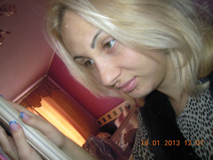 Блондинка очень любит фотографировать себя дома в откровенных позах для своего личного порно архива – фото 2