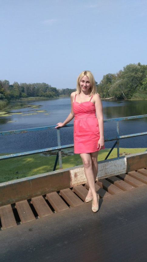 Блондинка очень любит фотографировать себя дома в откровенных позах для своего личного порно архива – фото 4