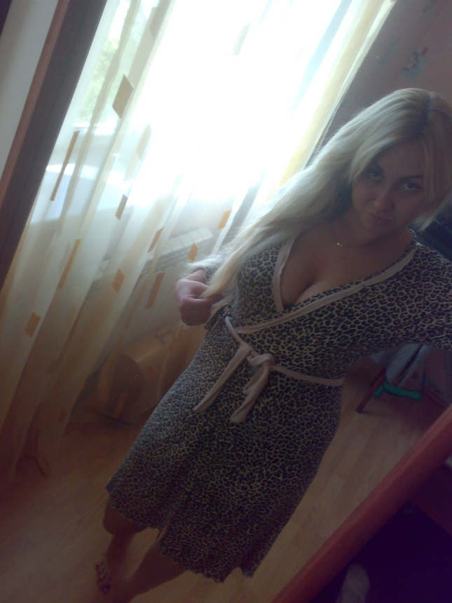 Блондинка очень любит фотографировать себя дома в откровенных позах для своего личного порно архива – фото 6