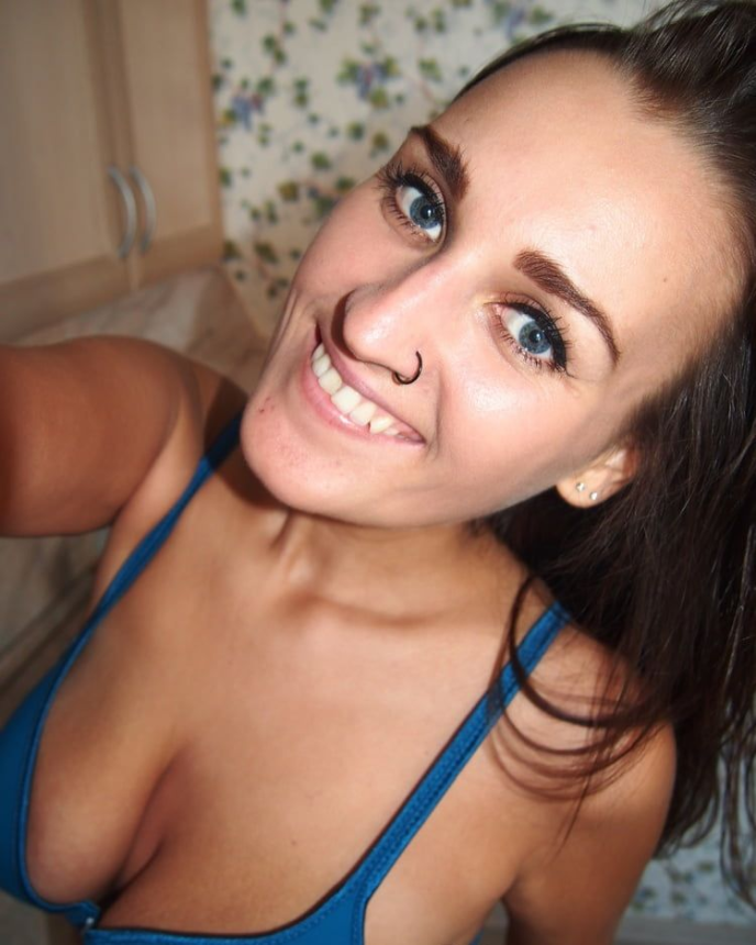 Фото Брюнетка сжимает свои большие сиськи и делает горячие голые селфи