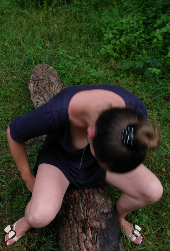 Симпатичная скромница позирует на лесной поляне возле озера – фото 9