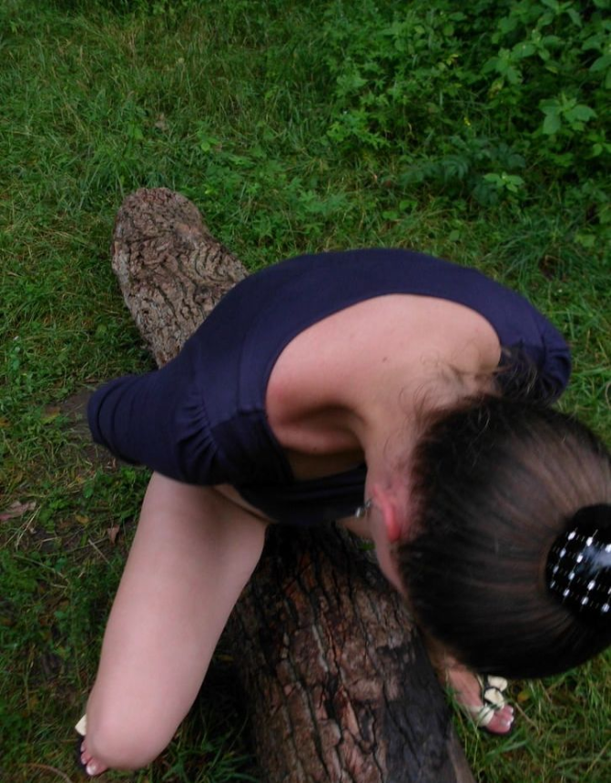 Симпатичная скромница позирует на лесной поляне возле озера – фото 10