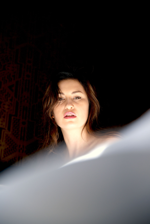 Сексуальное поведение привлекательной девушки, искусно запечатленное фотографом – фото 5