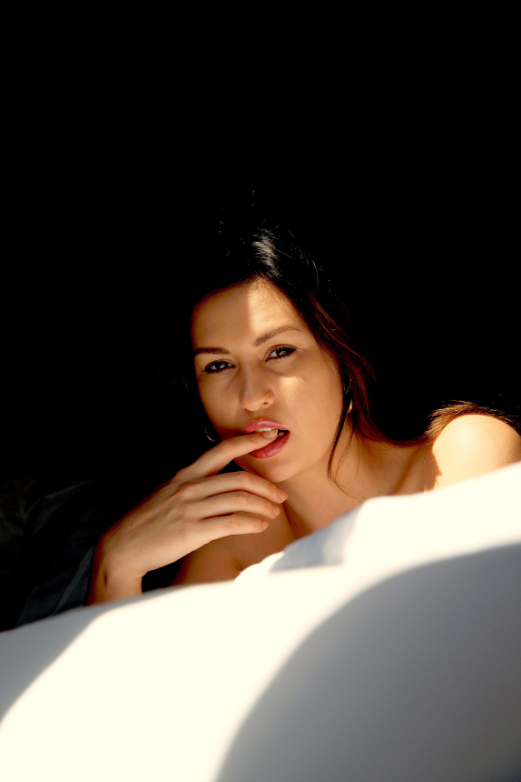 Сексуальное поведение привлекательной девушки, искусно запечатленное фотографом – фото 3