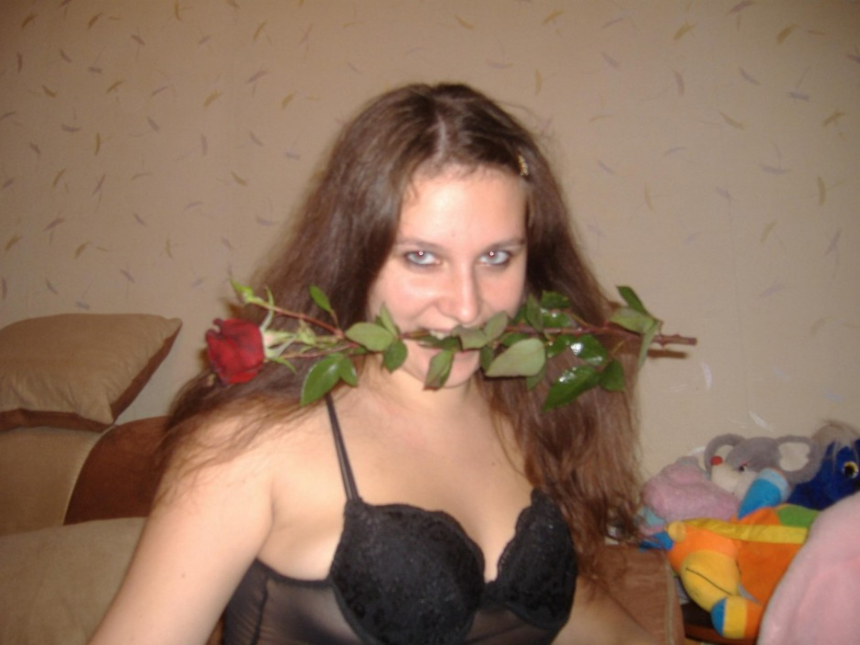 Девушка с нежным телом в домашней фотосессии с цветком страсти – фото 20