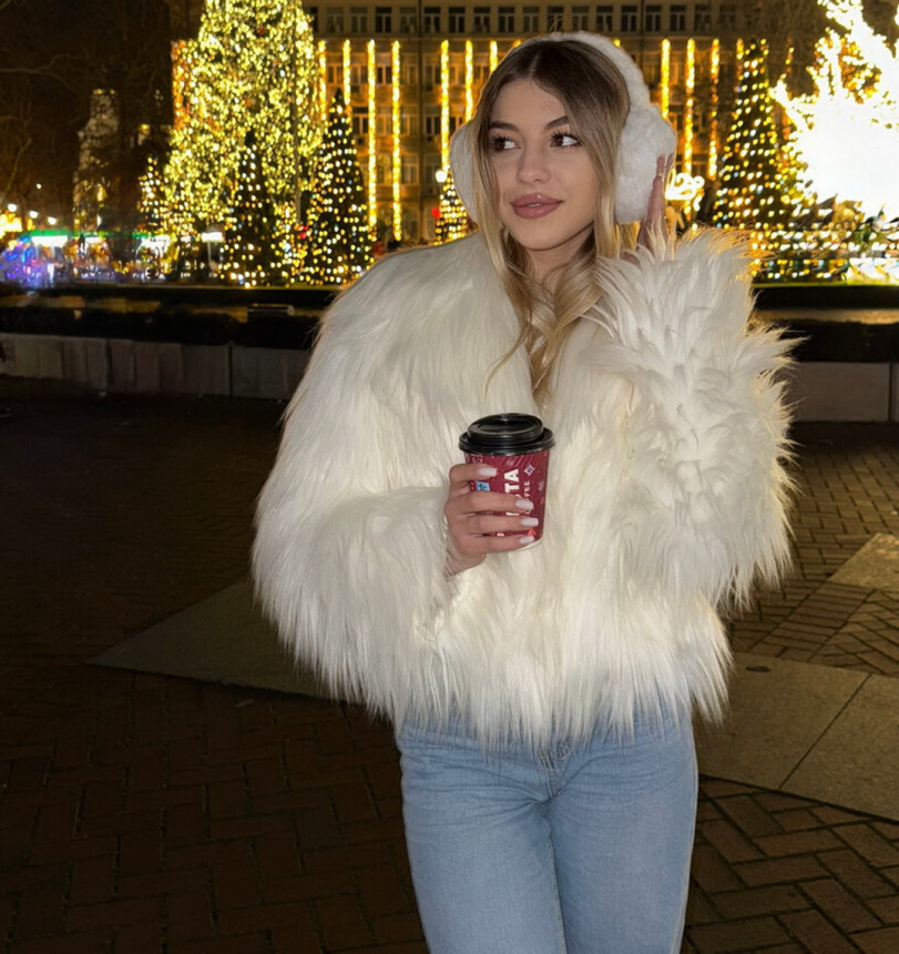 Фото голой себя - любимое занятие этой милашки. Она не стесняется делать селфи в различных позах и местах – фото 4