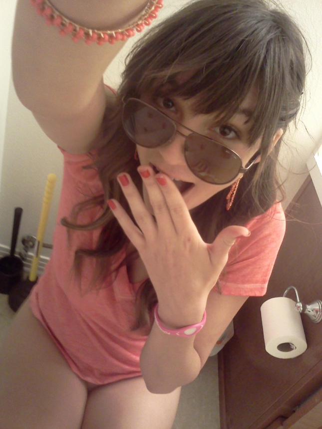 Отличные фотки от молодой красотки, сделанные в разных местах – фото 7