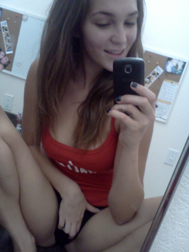 Отличные фотки от молодой красотки, сделанные в разных местах – фото 15