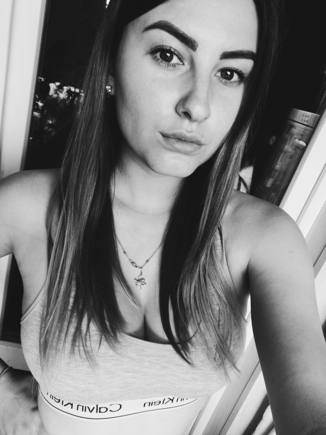 Девушка показала свои прелести - у нее стройная фигура, отличная попа и грудь. – фото 2