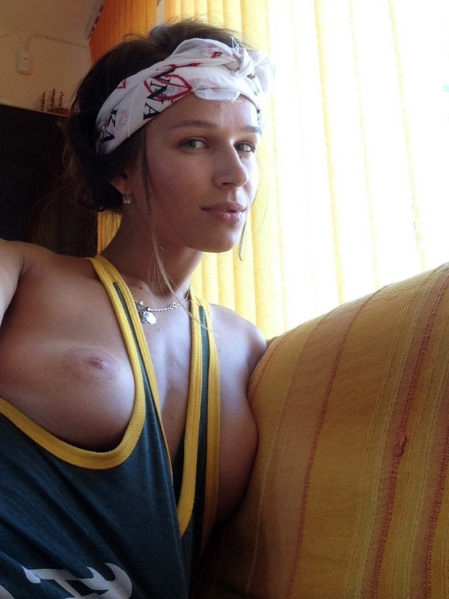 Привлекательная девушка с обворожительной грудью. Ухоженные интимные места и прекрасная грудь у молодой особы. – фото 4