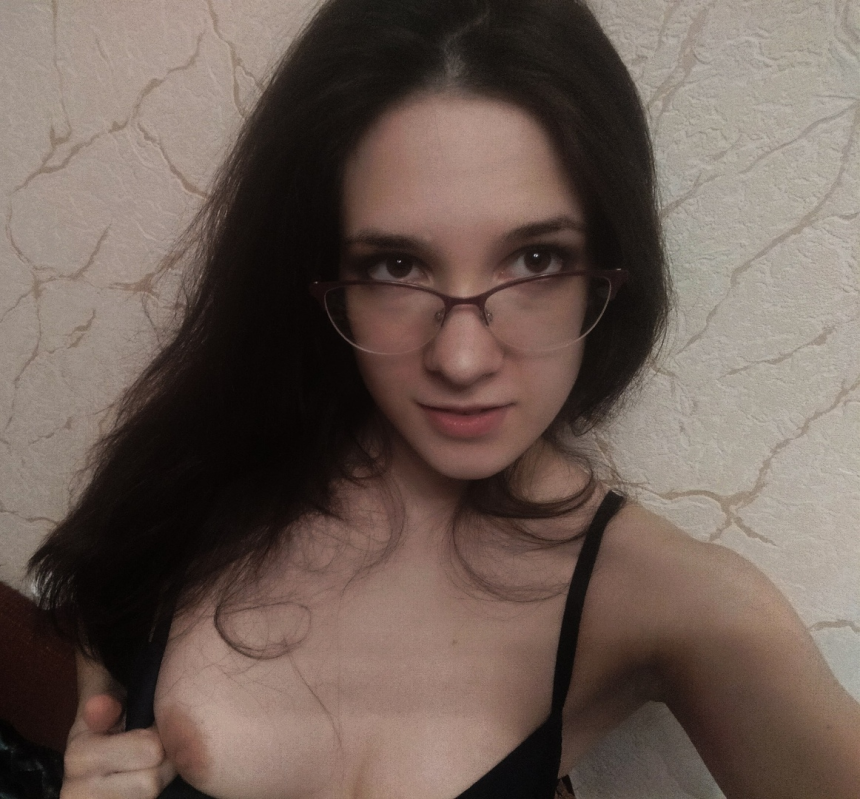 Фото Привлекательная шатенка. Девушка с идеальными формами уверенно позирует