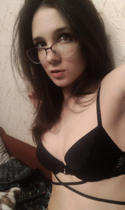 Привлекательная шатенка. Девушка с идеальными формами уверенно позирует – фото 3