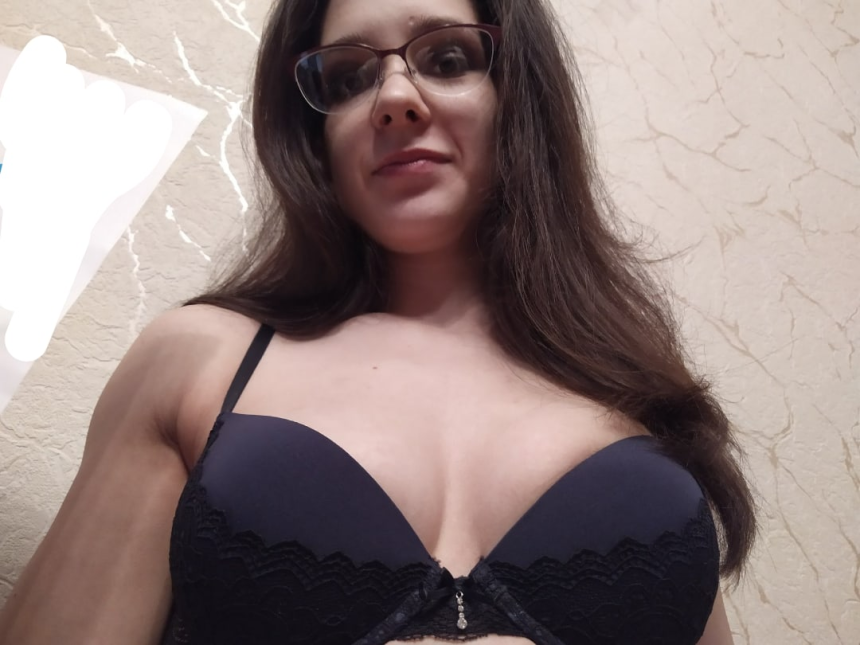 Привлекательная шатенка. Девушка с идеальными формами уверенно позирует – фото 4