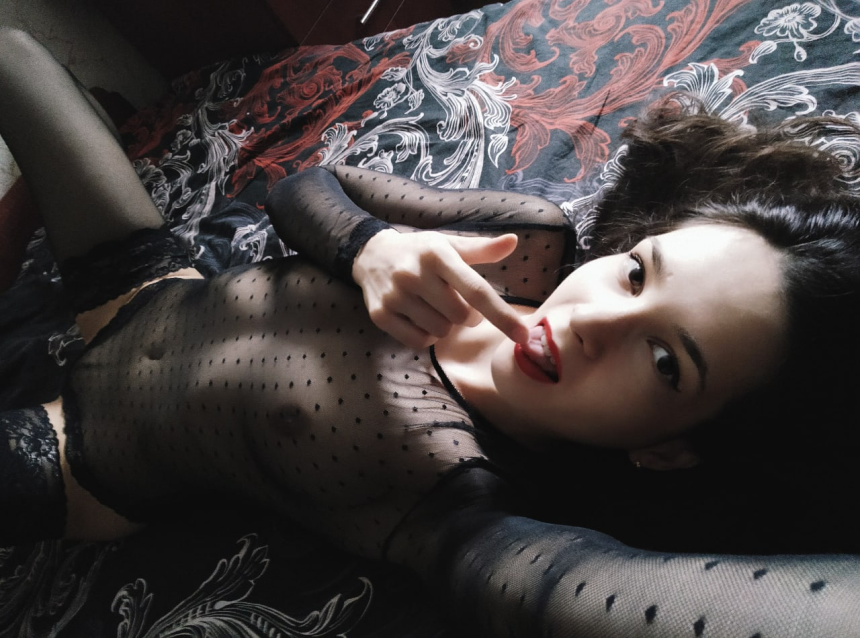 Привлекательная шатенка. Девушка с идеальными формами уверенно позирует – фото 8