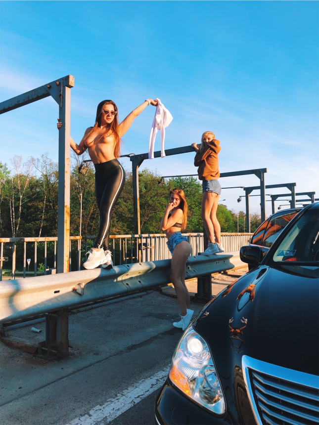 Дама умеет заманить к себе интерес. Селфи – фото 6