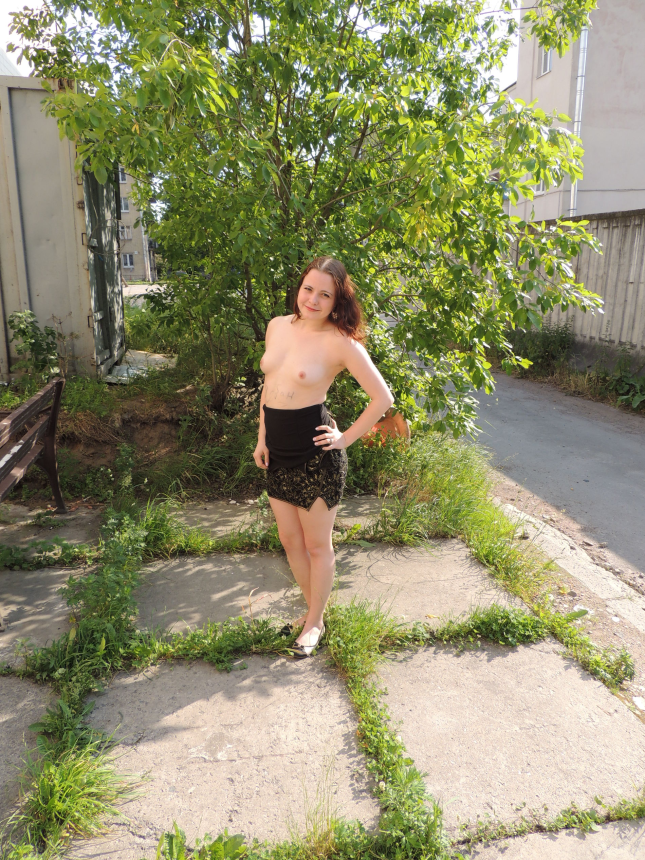 Девушка показывает себя голой на камеру в разных местах – фото 2