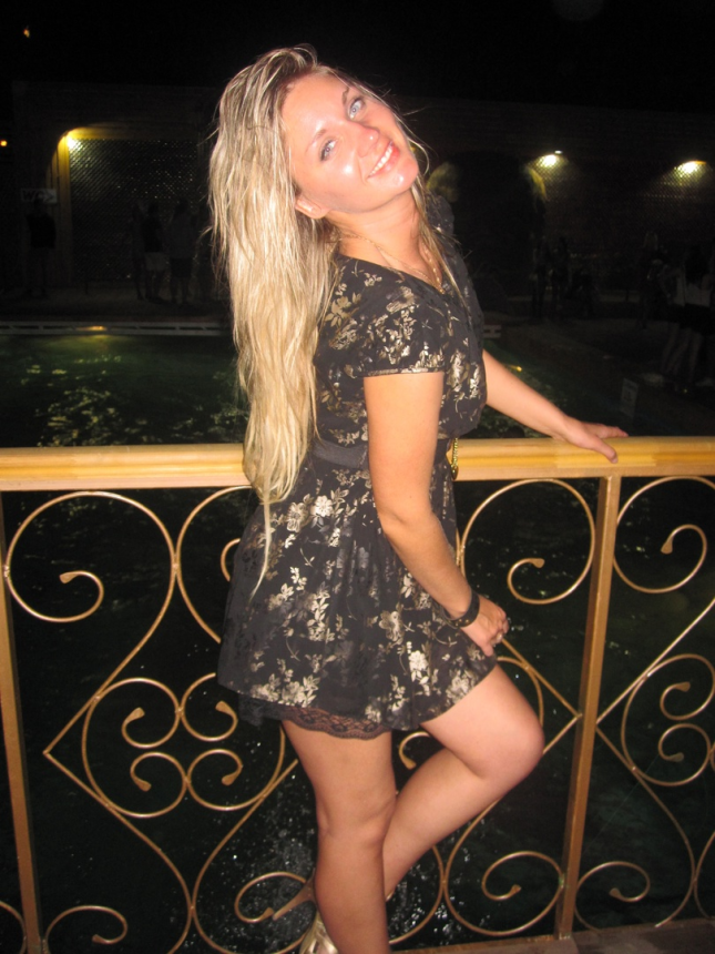 Симпатичная блондинка демонстрирует свое тело и пускается по кругу – фото 8