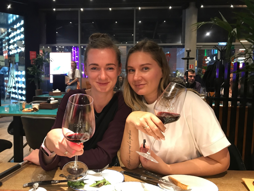 Симпатичная блондинка демонстрирует свое тело и пускается по кругу – фото 15