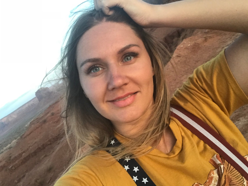 Симпатичная блондинка демонстрирует свое тело и пускается по кругу – фото 20