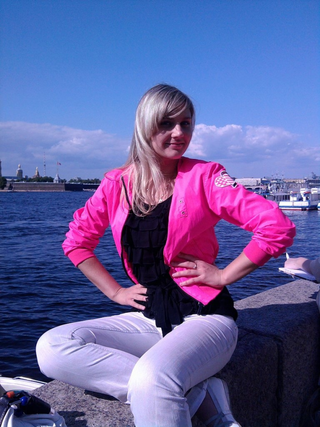 Симпатичная блондинка демонстрирует свое тело и пускается по кругу – фото 21