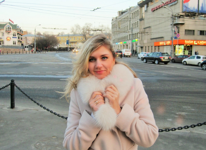 Симпатичная блондинка демонстрирует свое тело и пускается по кругу – фото 26