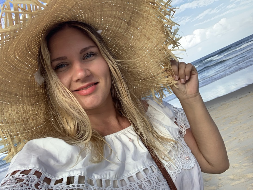 Симпатичная блондинка демонстрирует свое тело и пускается по кругу – фото 28