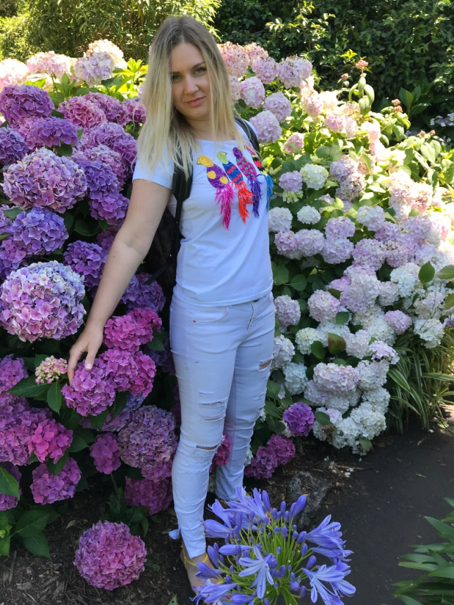 Симпатичная блондинка демонстрирует свое тело и пускается по кругу – фото 32