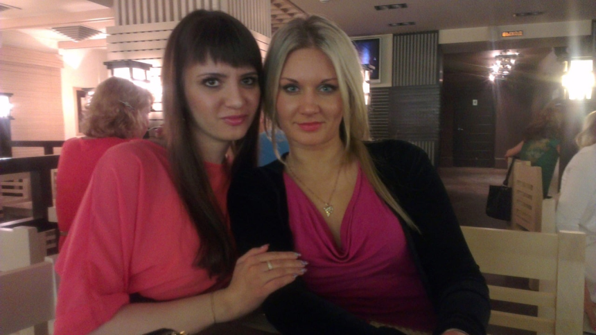 Симпатичная блондинка демонстрирует свое тело и пускается по кругу – фото 35