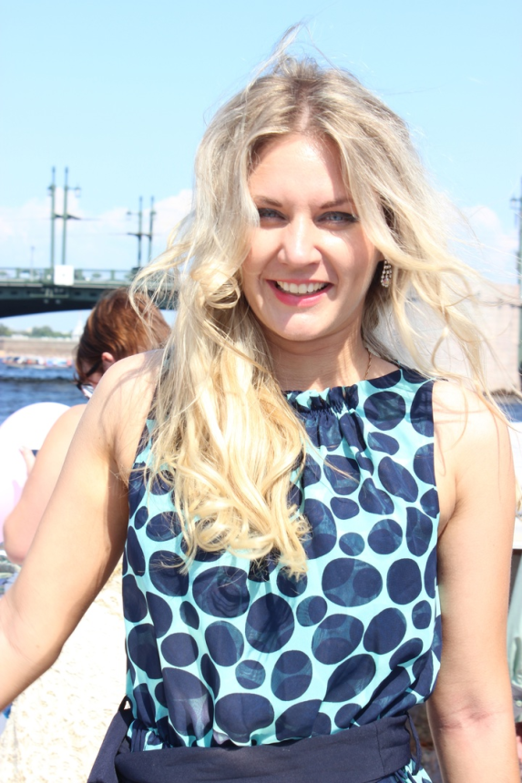 Симпатичная блондинка демонстрирует свое тело и пускается по кругу – фото 40