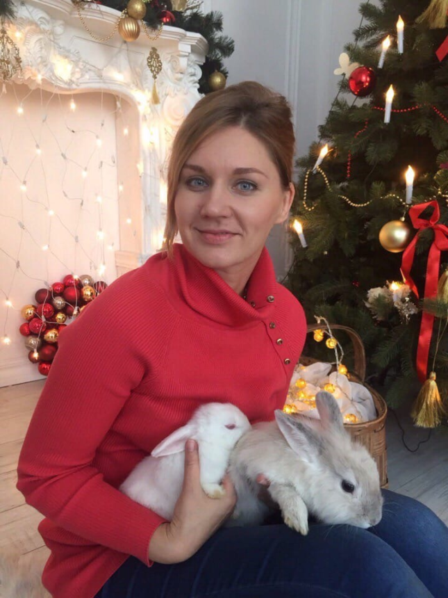 Симпатичная блондинка демонстрирует свое тело и пускается по кругу – фото 41