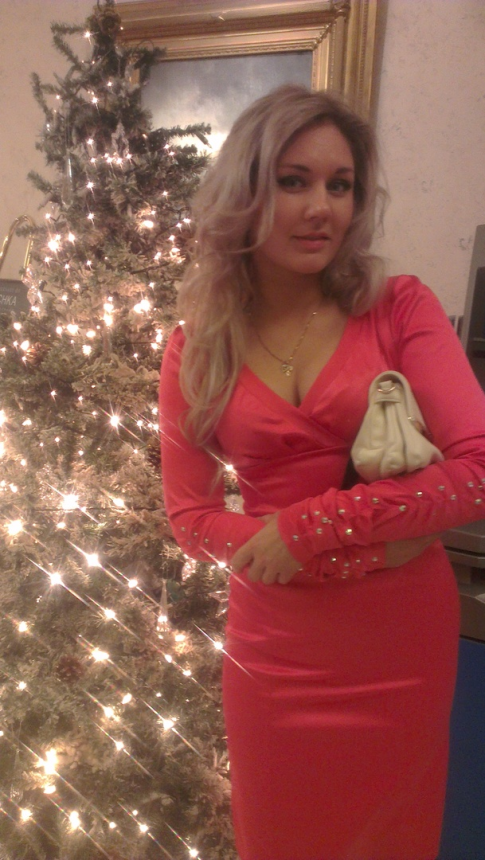 Симпатичная блондинка демонстрирует свое тело и пускается по кругу – фото 46