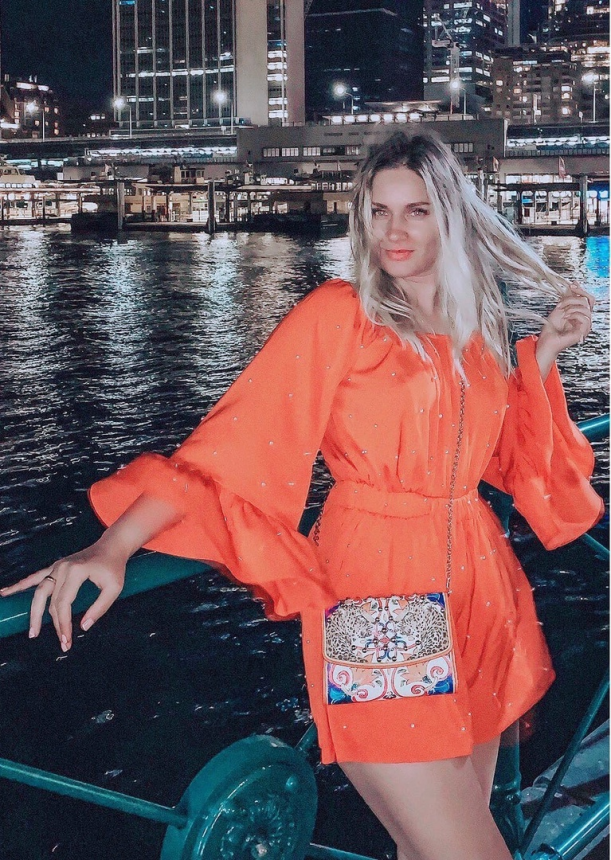 Симпатичная блондинка демонстрирует свое тело и пускается по кругу – фото 52