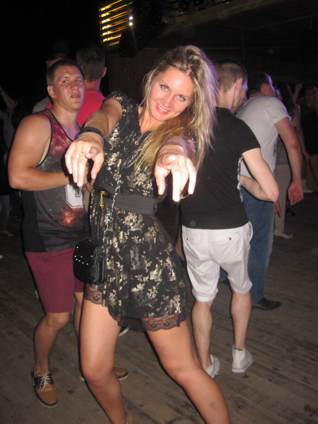 Симпатичная блондинка демонстрирует свое тело и пускается по кругу – фото 60