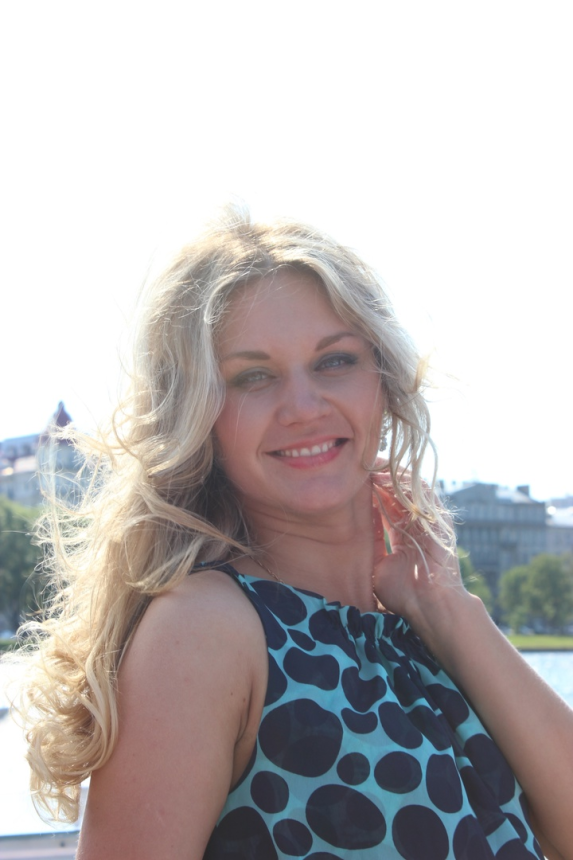 Симпатичная блондинка демонстрирует свое тело и пускается по кругу – фото 110