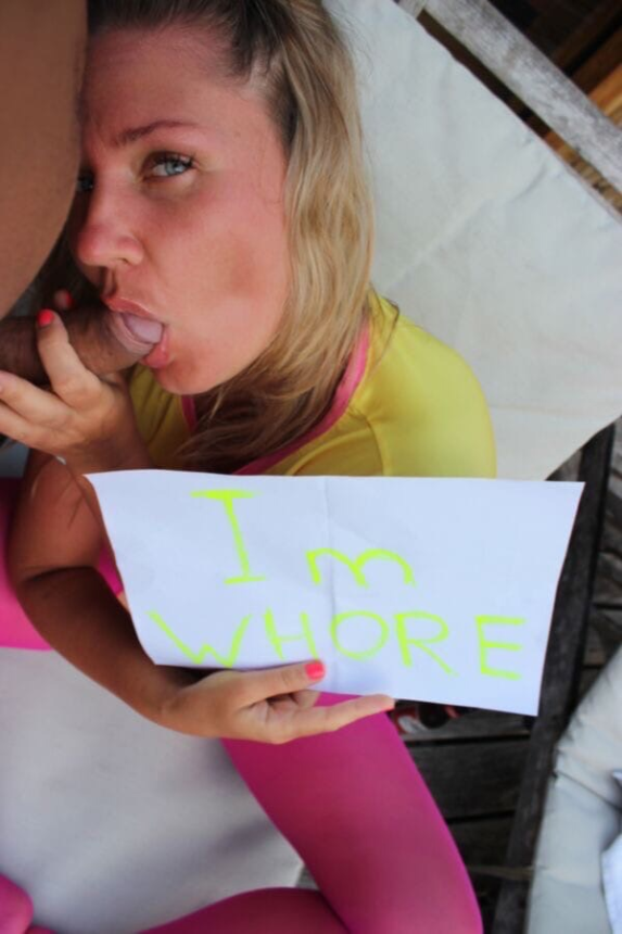 Симпатичная блондинка демонстрирует свое тело и пускается по кругу – фото 112