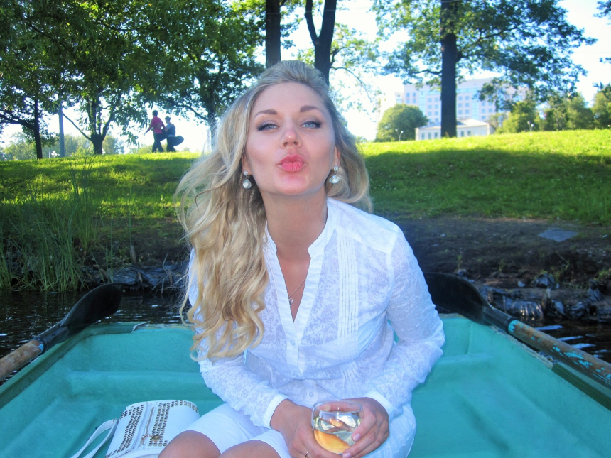 Симпатичная блондинка демонстрирует свое тело и пускается по кругу – фото 113