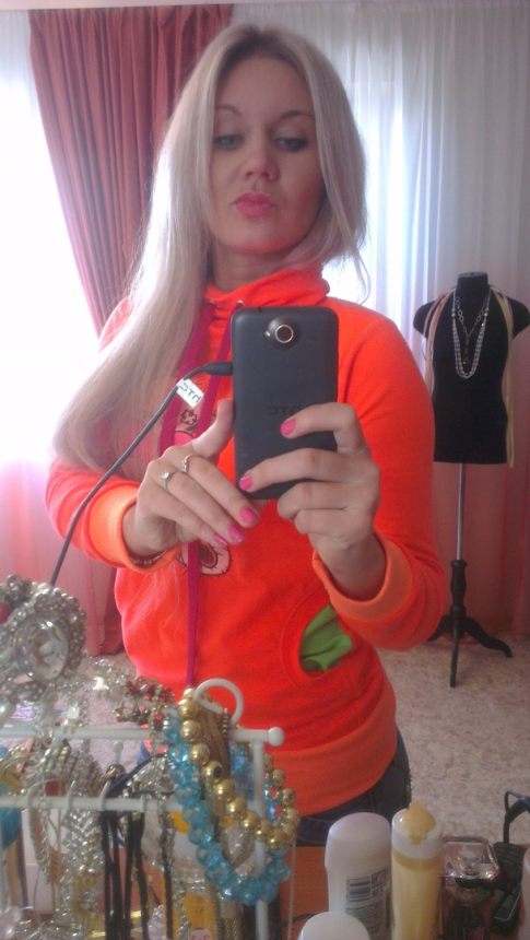 Симпатичная блондинка демонстрирует свое тело и пускается по кругу – фото 116