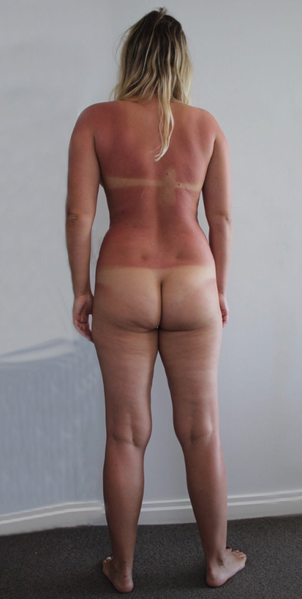 Симпатичная блондинка демонстрирует свое тело и пускается по кругу – фото 117