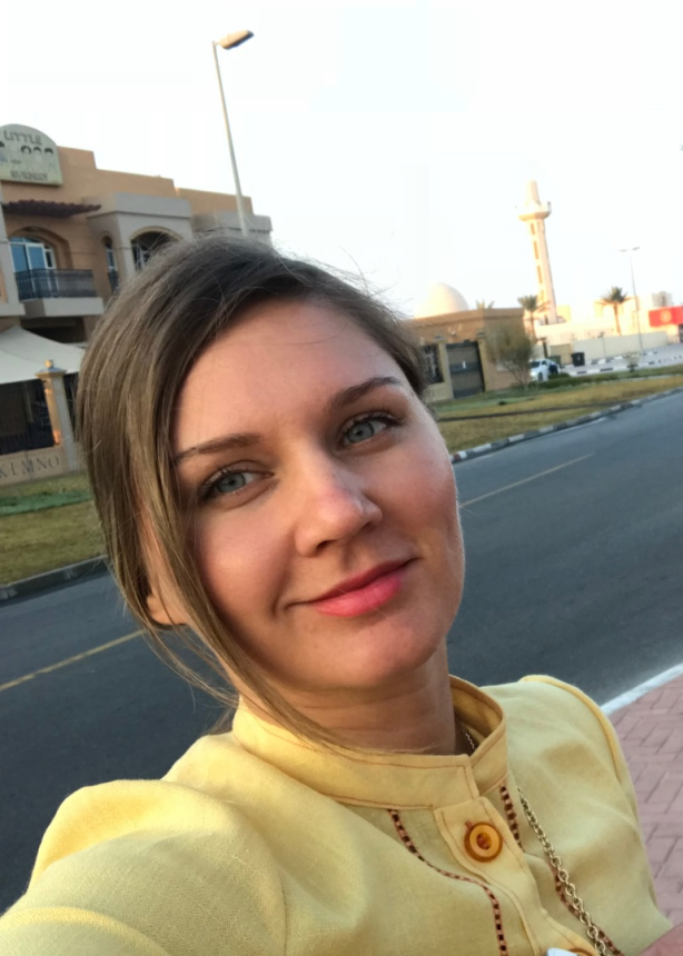 Симпатичная блондинка демонстрирует свое тело и пускается по кругу – фото 119