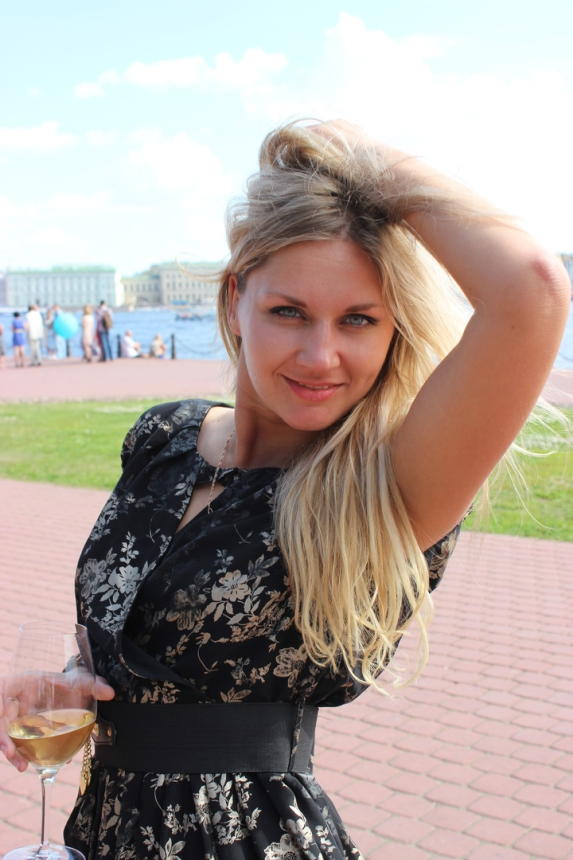 Симпатичная блондинка демонстрирует свое тело и пускается по кругу – фото 132