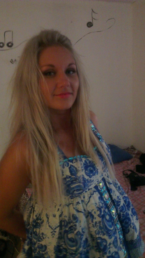 Симпатичная блондинка демонстрирует свое тело и пускается по кругу – фото 137