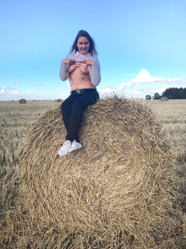 Симпатичная блондинка демонстрирует свое тело и пускается по кругу – фото 145