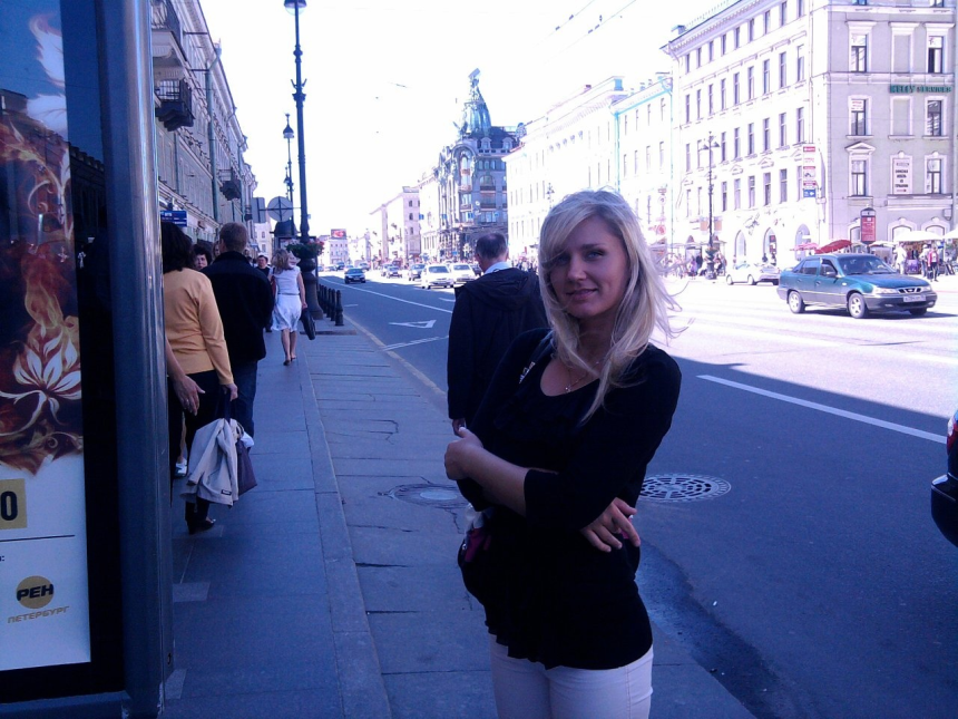 Симпатичная блондинка демонстрирует свое тело и пускается по кругу – фото 147