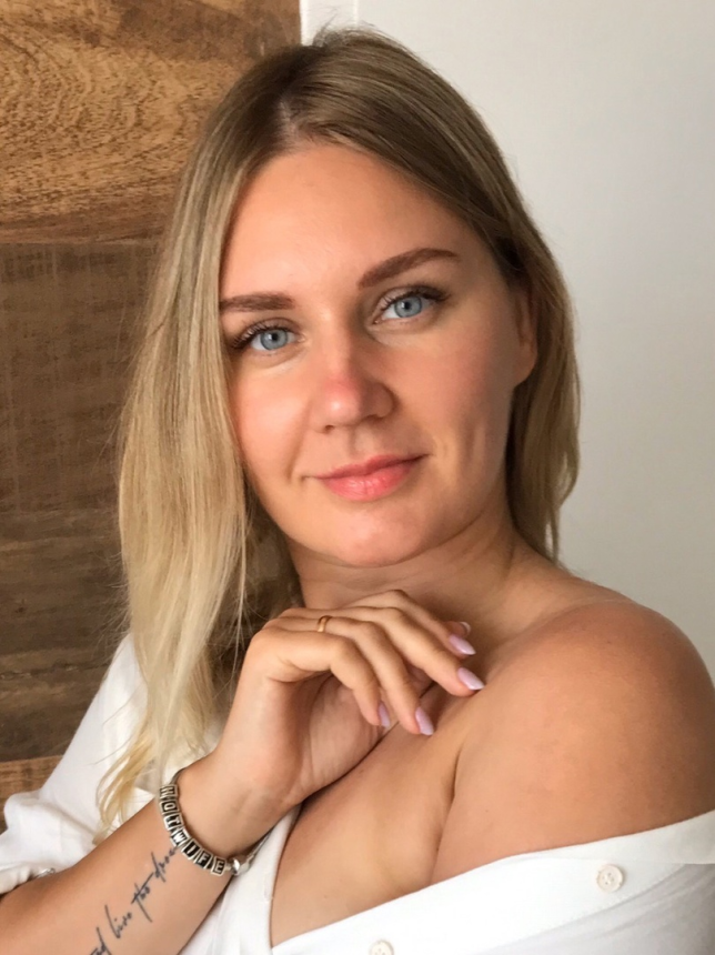 Симпатичная блондинка демонстрирует свое тело и пускается по кругу – фото 156