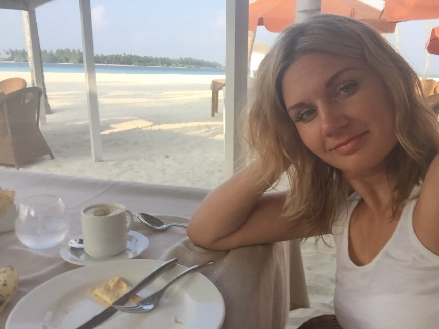 Симпатичная блондинка демонстрирует свое тело и пускается по кругу – фото 161