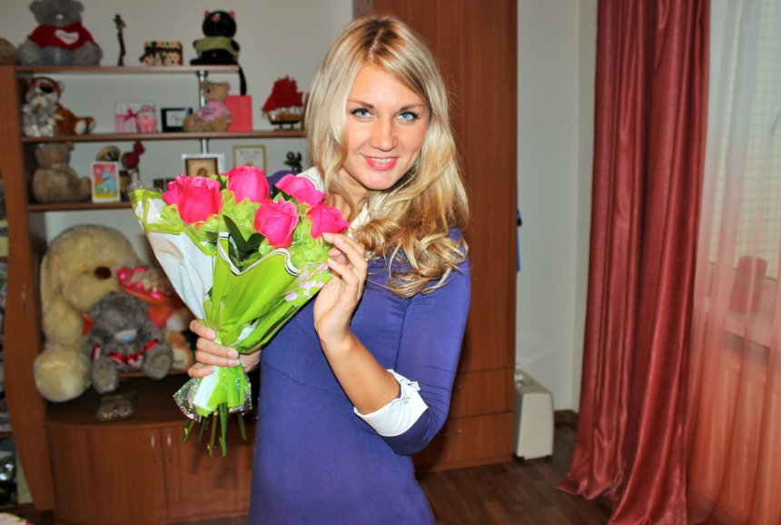 Симпатичная блондинка демонстрирует свое тело и пускается по кругу – фото 164