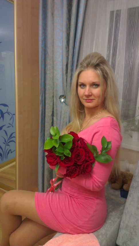 Симпатичная блондинка демонстрирует свое тело и пускается по кругу – фото 166