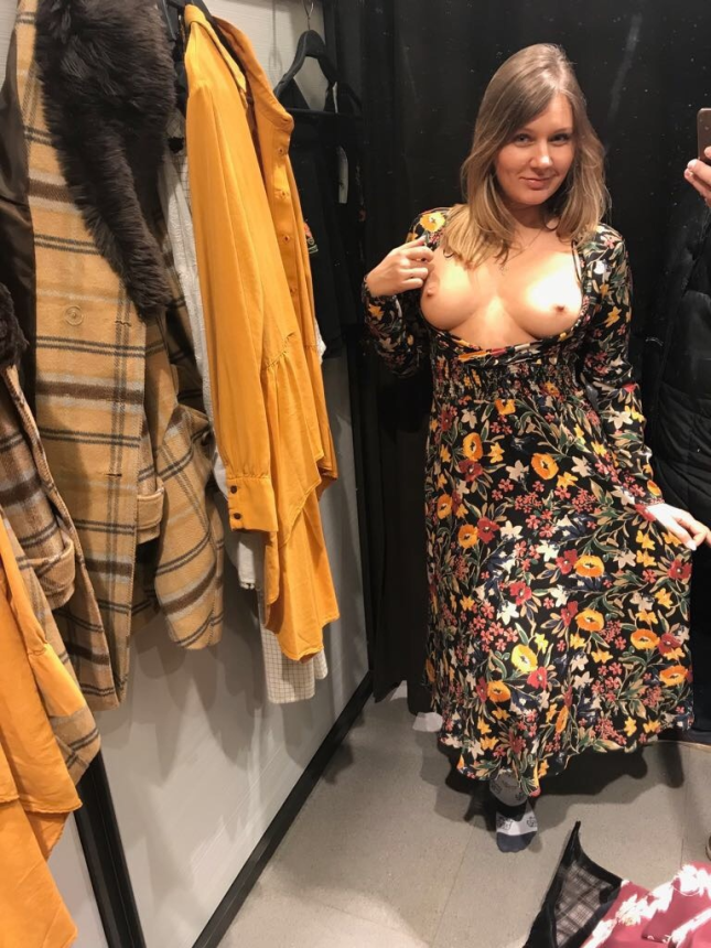 Симпатичная блондинка демонстрирует свое тело и пускается по кругу – фото 174